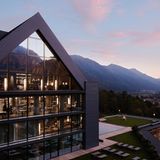 Gutes Essen, ruhige Momente und das mitten in den Dolomiten: Das Lefay Resort Dolomiti verknüpft Naturverbundenheit und Nachhaltigkeit mit höchstem Komfort und Wellness. Für Wintersportler lohnt sich außerdem ein Ausflug ins nahegelegene Skigebiet Madonna di Campiglio. Eine Übernachtung inklusive Eintritt in den Spa-Bereich und Frühstück gibt es für zwei Personen ab 300 Euro.   Mehr Infos: Lefay Resort Dolomiti