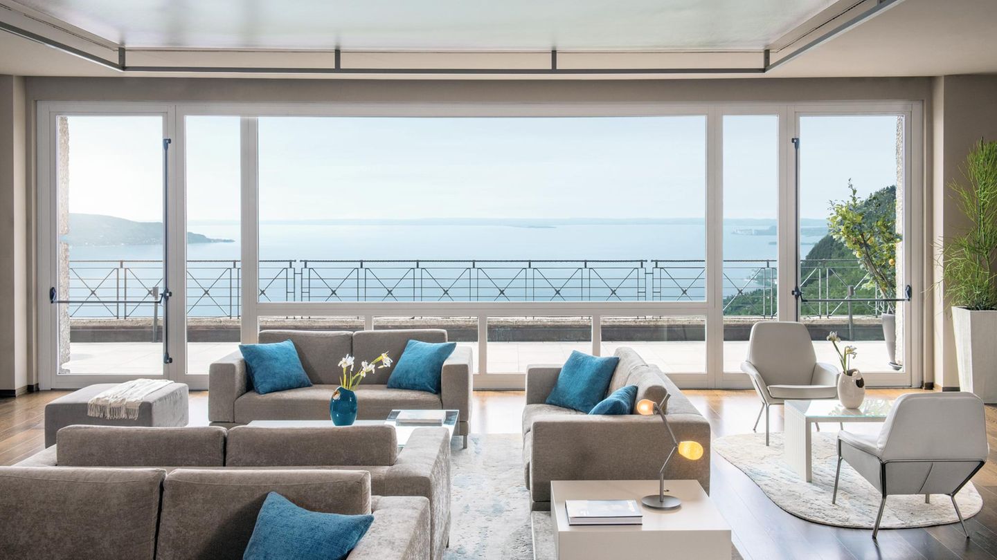 Ein idyllisches Naturparadies mit Blick auf den Gardasee in Italien – das finden Urlauber im Lefay Resort. Das Wellnesshotel liegt inmitten eines elf Hektar großen Parks, der mit Olivenhainen durchzogen ist. Neben einem vielfältigen Entspannungsangebot bietet sich die Region rund um die "Riviera dei Limoni" perfekt für Ausflüge an – auch in der kalten Jahreszeit. Eine Übernachtung für zwei Personen inklusive Spa-Zugang und Frühstück kostet ab 350 Euro.   Mehr Infos: Lefay Resort Lake Garda