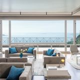 Ein idyllisches Naturparadies mit Blick auf den Gardasee in Italien – das finden Urlauber im Lefay Resort. Das Wellnesshotel liegt inmitten eines elf Hektar großen Parks, der mit Olivenhainen durchzogen ist. Neben einem vielfältigen Entspannungsangebot bietet sich die Region rund um die "Riviera dei Limoni" perfekt für Ausflüge an – auch in der kalten Jahreszeit. Eine Übernachtung für zwei Personen inklusive Spa-Zugang und Frühstück kostet ab 350 Euro.   Mehr Infos: Lefay Resort Lake Garda