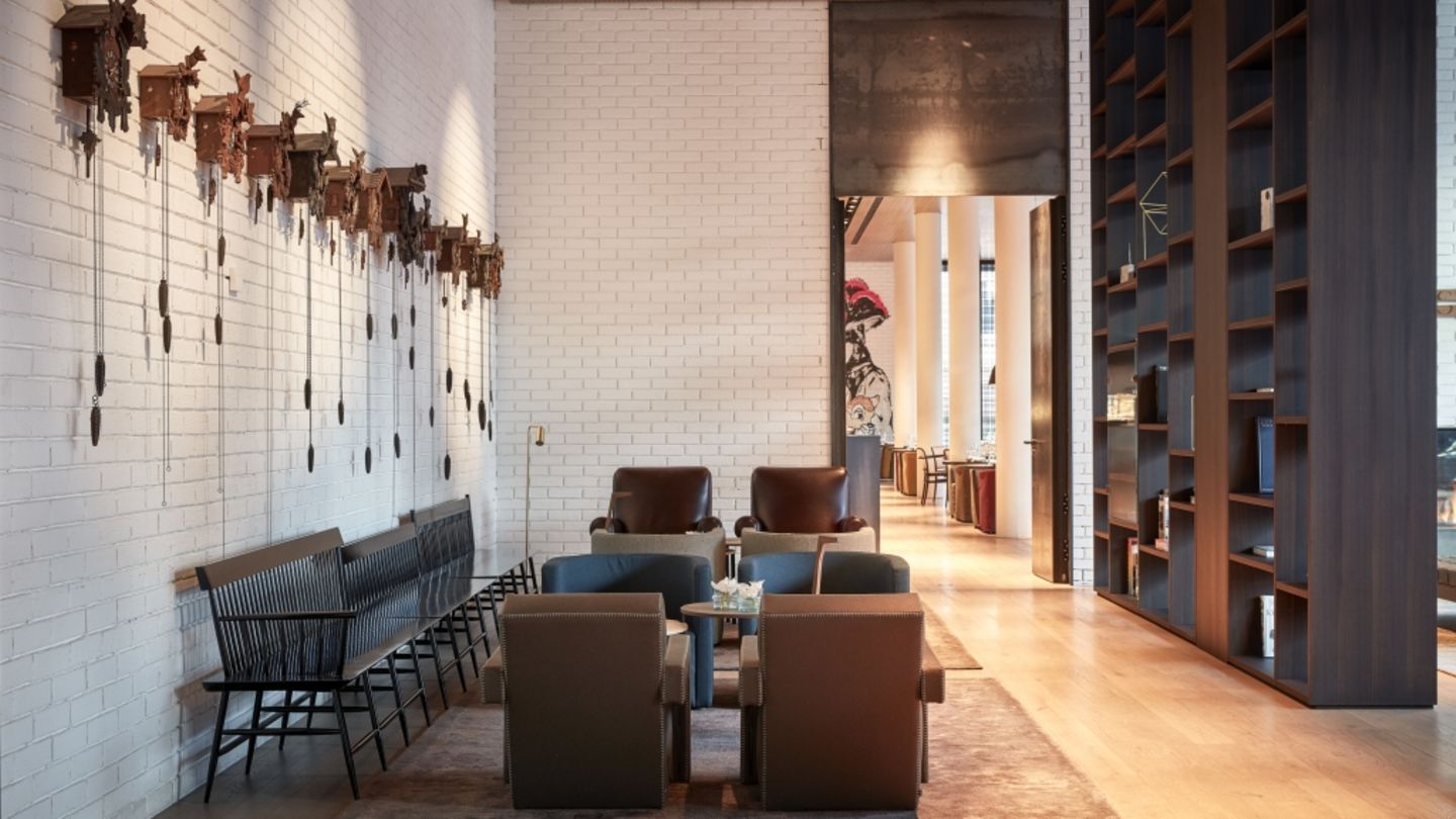 Roomers Baden-Baden, Baden-Württemberg Erholung zwischen Stadt und Natur, das kriegen Reisende im Roomers Baden-Baden auf dem Silbertablett serviert. Laut Reisetopia-Gründer Moritz Lindner ist das Resort die "moderne Interpretation von Wellness auf höchstem Niveau". Und das sieht so aus: Pan-asiatische Küche, lebendige Barkultur und Rooftop-Pool inklusive weitläufiger Wellnesslandschaft. Eine Nacht inklusive Frühstück kostet für zwei Personen ab 250 Euro. Mehr Infos: Roomers Baden-Baden