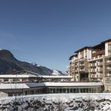 Ein entspannter Tag zwischen Sauna und Teepause am Kamin, zwischendurch ein leckeres Mittagessen im Restaurant – das ist ein Wellnessurlaub in den Tiroler Alpen, wie man ihn sich vorstellt. Das Grand Tirola Hotel Kitzbühel ist ein echter Hotspot für Entspannungssuchende und Wintersportler gleichermaßen. Zwei Personen zahlen für eine Übernachtung inklusive Frühstück ab 200 Euro.   Mehr Infos: Grand Tirola Hotel Kitzbühel