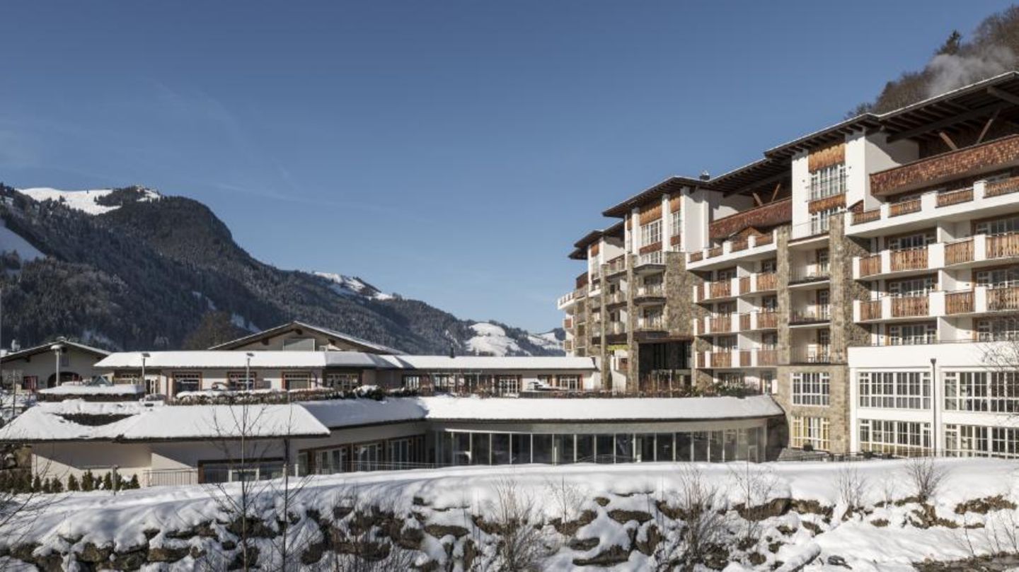 Grand Tirola Hotel Kitzbühel, Österreich Ein entspannter Tag zwischen Sauna und Teepause am Kamin, zwischendurch ein leckeres Mittagessen im Restaurant – das ist ein Wellnessurlaub in den Tiroler Alpen, wie man ihn sich vorstellt. Das Grand Tirola Hotel Kitzbühel ist ein echter Hotspot für Entspannungssuchende und Wintersportler gleichermaßen. Zwei Personen zahlen für eine Übernachtung inklusive Frühstück ab 200 Euro.   Mehr Infos: Grand Tirola Hotel Kitzbühel