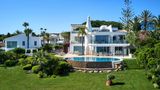 Herbstauszeit mit frühlingshaften Temperaturen? Das ermöglicht Reisenden ein Trip nach Portugal. An der Algarve gibt es viele Wellnesshotels, das Vila Vita Parc Resort bietet allerdings besonders viele Annehmlichkeiten zu einem guten Preis-Leistungsverhältnis. Die Gäste können entweder im Zimmer oder in einer ganzen Villa schlafen und den Blick auf den Atlantik genießen, oder durch den idyllischen Garten schlendern. Ein Zimmer für zwei Personen kostet pro Nacht ab 266 Euro.   Mehr Infos: Vila Vita Parc Resort Algarve