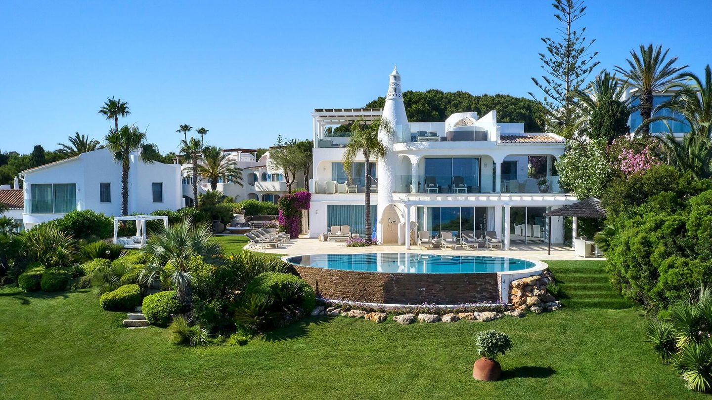 Vila Vita Parc Resort Algarve, Portugal Herbstauszeit mit frühlingshaften Temperaturen? Das ermöglicht Reisenden ein Trip nach Portugal. An der Algarve gibt es viele Wellnesshotels, das Vila Vita Parc Resort bietet allerdings besonders viele Annehmlichkeiten zu einem guten Preis-Leistungsverhältnis. Die Gäste können entweder im Zimmer oder in einer ganzen Villa schlafen und den Blick auf den Atlantik genießen, oder durch den idyllischen Garten schlendern. Ein Zimmer für zwei Personen kostet pro Nacht ab 266 Euro.   Mehr Infos: Vila Vita Parc Resort Algarve