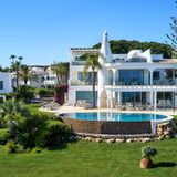 Herbstauszeit mit frühlingshaften Temperaturen? Das ermöglicht Reisenden ein Trip nach Portugal. An der Algarve gibt es viele Wellnesshotels, das Vila Vita Parc Resort bietet allerdings besonders viele Annehmlichkeiten zu einem guten Preis-Leistungsverhältnis. Die Gäste können entweder im Zimmer oder in einer ganzen Villa schlafen und den Blick auf den Atlantik genießen, oder durch den idyllischen Garten schlendern. Ein Zimmer für zwei Personen kostet pro Nacht ab 266 Euro.   Mehr Infos: Vila Vita Parc Resort Algarve