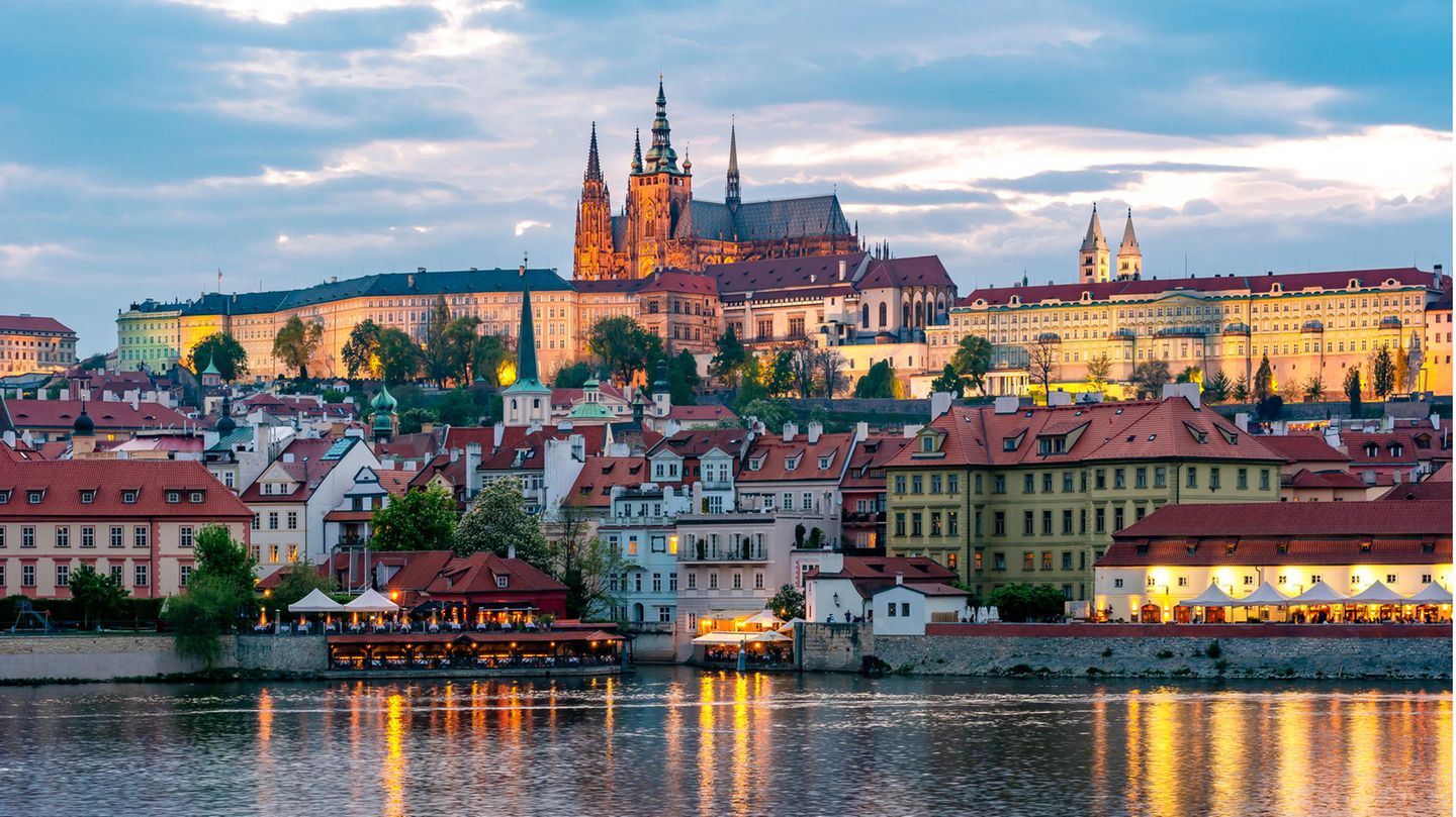 Blick auf die Prager Burg im Dämmerlicht