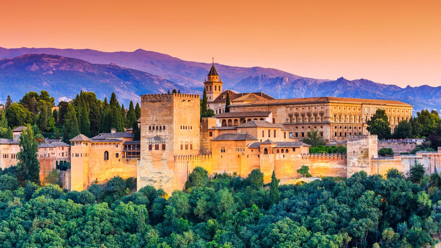 Blick auf die Alhambra vor Bergen