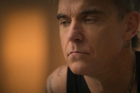 Die Vergangenheit lässt ihn nicht los – Netflix veröffentlicht ersten Trailer zur Robbie Williams Doku