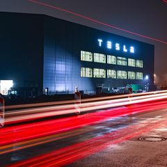 Das Tesla-Werk bei Nacht