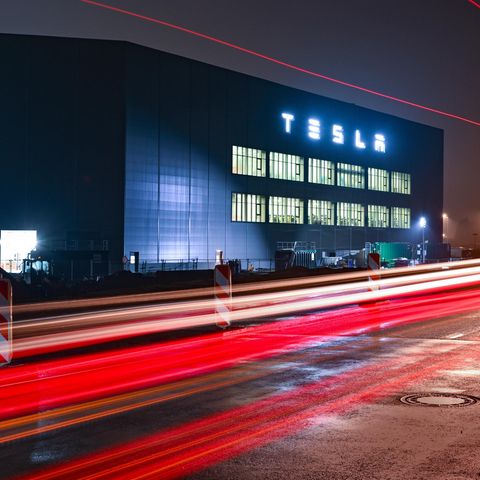 Das Tesla-Werk bei Nacht