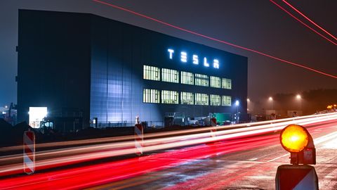 Das Tesla-Werk bei Nacht