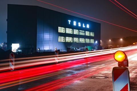 Das Tesla-Werk bei Nacht