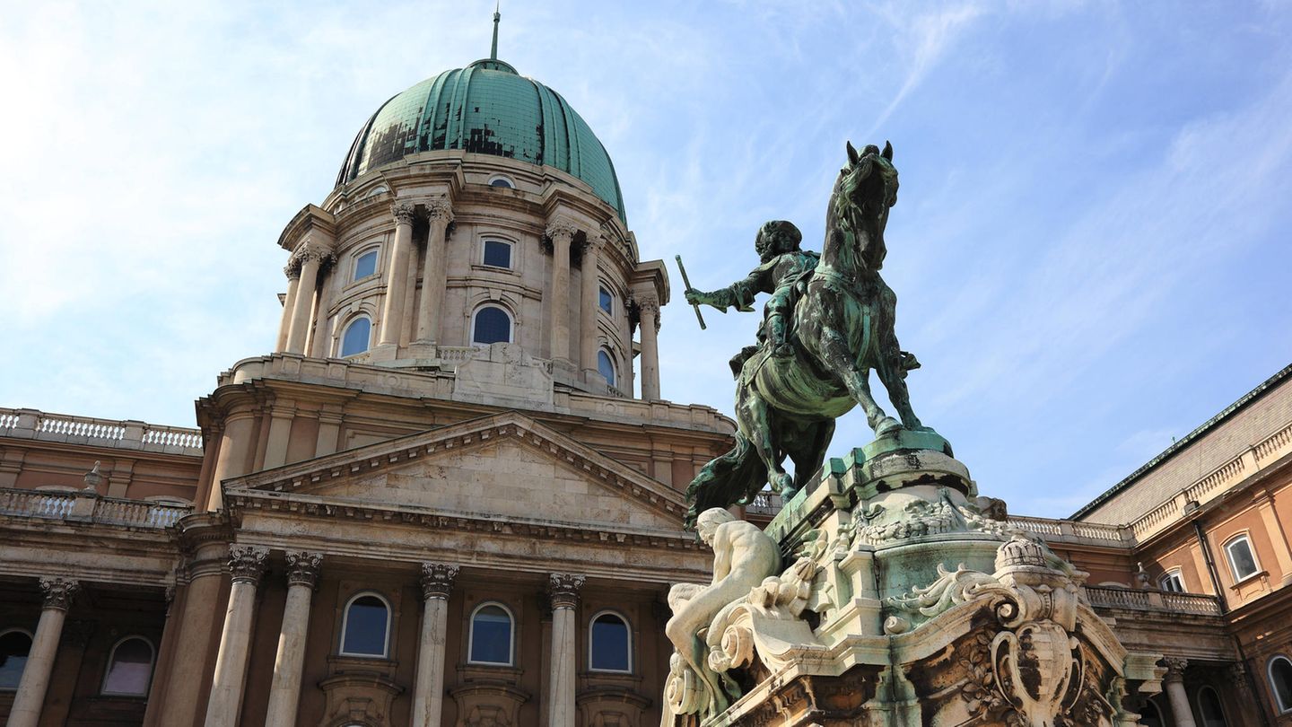 Blick auf den Burgpalast in Ungarn
