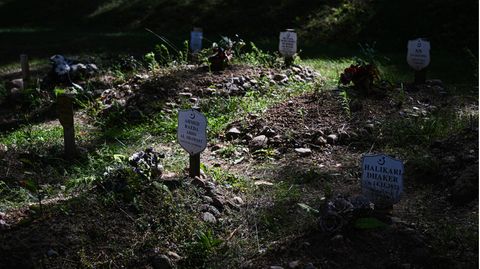 Die Gräber der Geflüchteten mit weißen Schildern