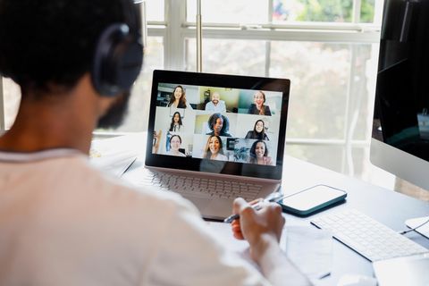 Ein Mann nimmt im Homeoffice an einem Video-Call teil