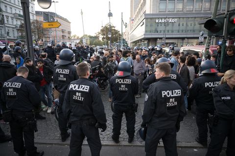 Polizeibeamte stehen im Berliner Stadtteil Neukölln auf dem Hermannplatz vor einer Gruppe, aus der "Free Palestine"-Rufe kamen