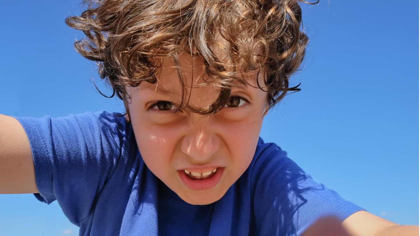 Eine Junge guckt in die Kamera