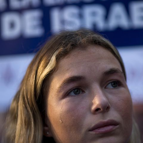 Eine Frau weint während einer Solidaritätskundgebung