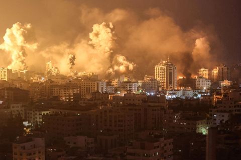 Explosionen in Gaza-Stadt nach Bombardements durch die israelische Luftwaffe