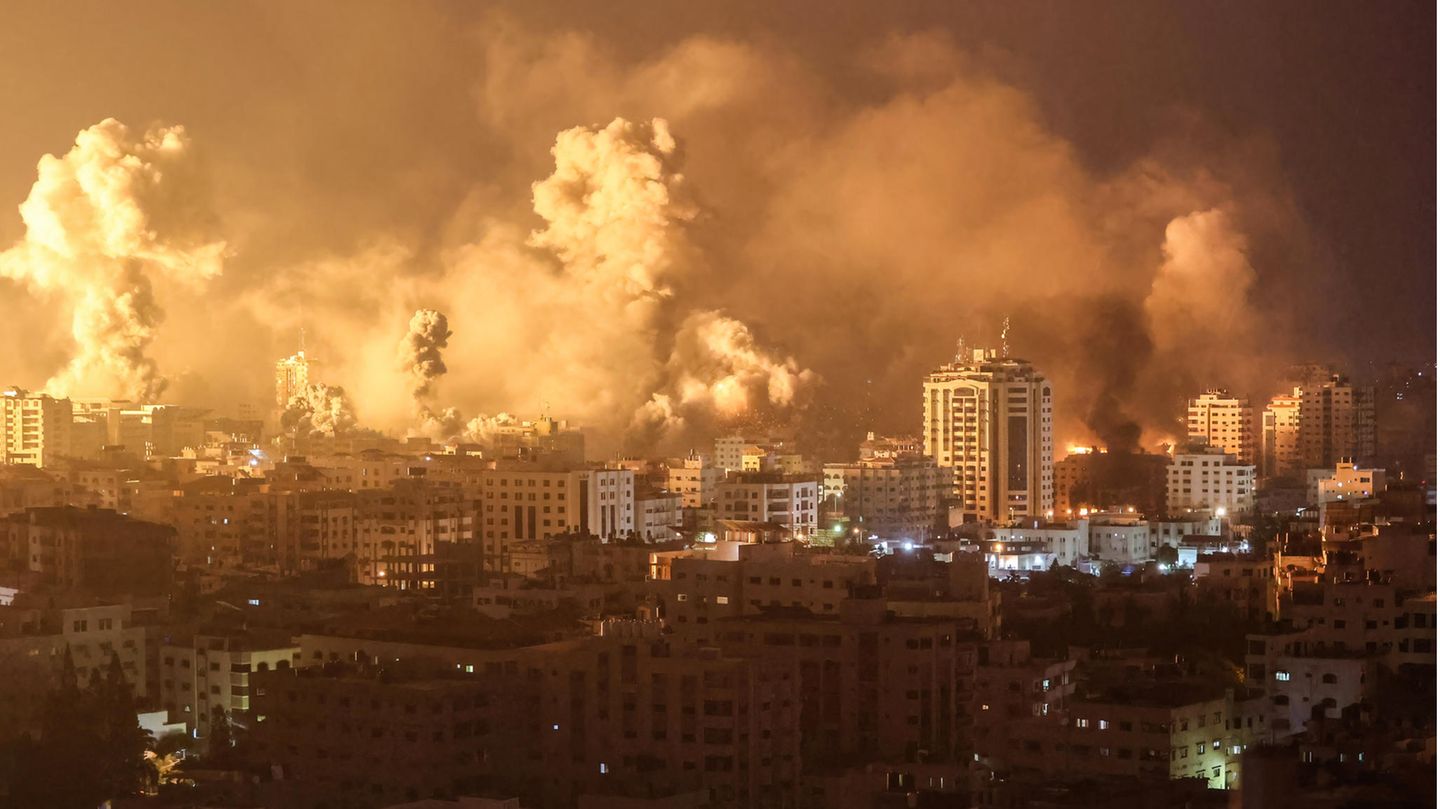 Israelische Angriffe nach dem Terror: Explosionen in Gaza-Stadt nach Bombardements durch die israelische Luftwaffe Explosionen in Gaza-Stadt nach Bombardements durch die israelische Luftwaffe