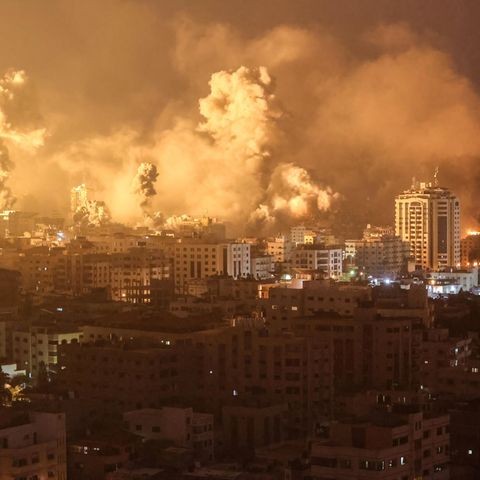 Explosionen in Gaza-Stadt nach Bombardements durch die israelische Luftwaffe