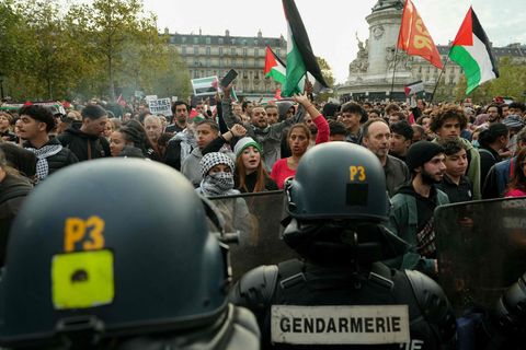 Pro-Palästina-Demonstranten stehen französischen Polizisten in Paris gegenüber