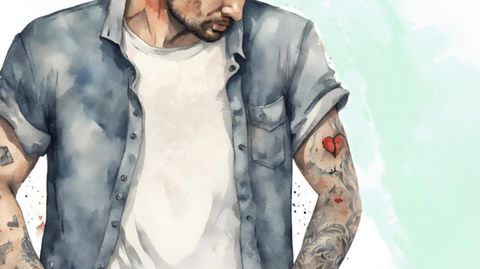 Ein Mann mit tätowierten Oberarmen trägt ein weißes Shirt und Jeanshemd