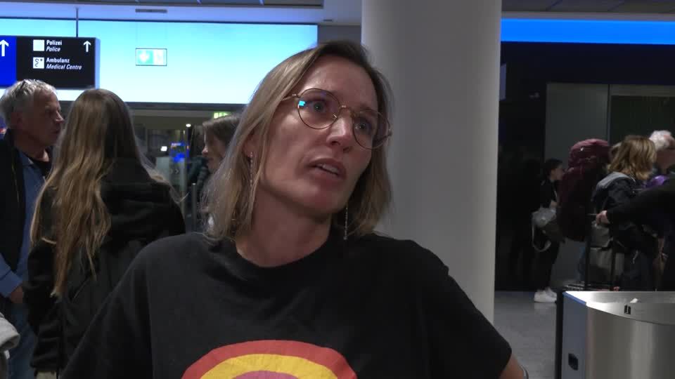 Video: Rückreisende aus Israel: "Wir sind jetzt einfach nur erleichtert und heilfroh" Video: Rückreisende aus Israel: "Wir sind jetzt einfach nur erleichtert und heilfroh"