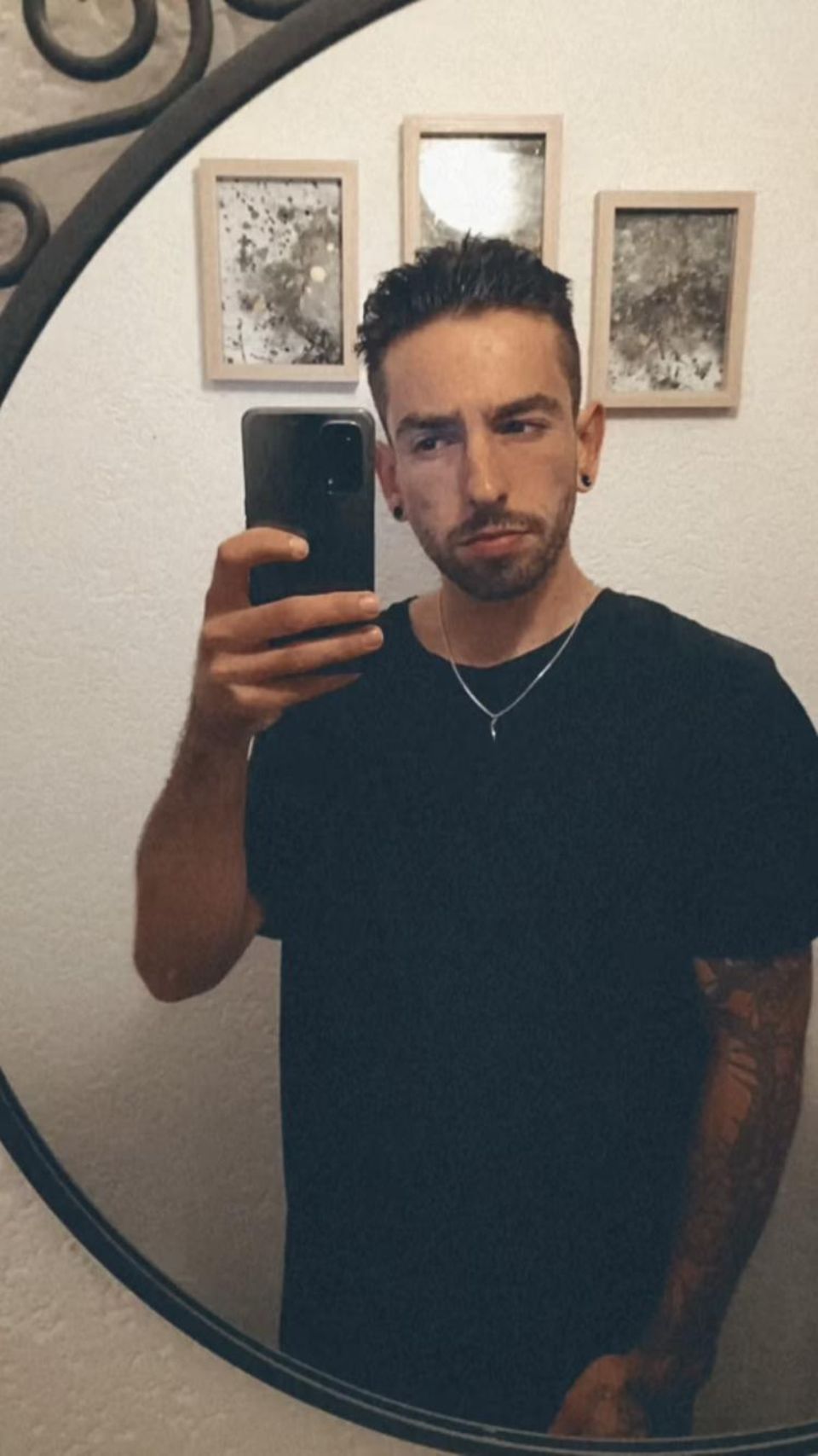 Wohnung gesucht – Umzugsgeschichten: Dominik arbeitet als Tätowierer Dominik arbeitet als Tätowierer