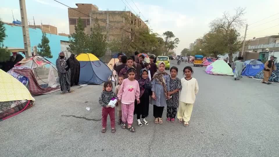Video: Erdbeben Afghanistan: Zelten am Straßenrand