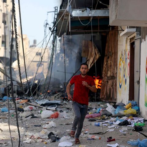 Israel bombardiert Gaza: Ein Mann rennt vor den Einschlägen weg