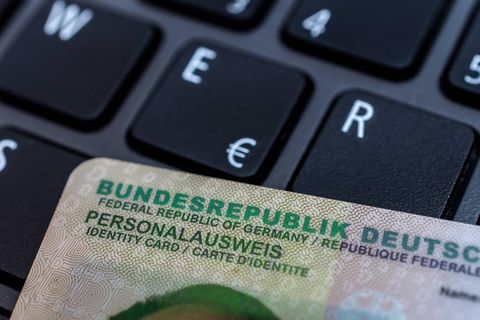 Ein Personalausweis auf einer Tastatur