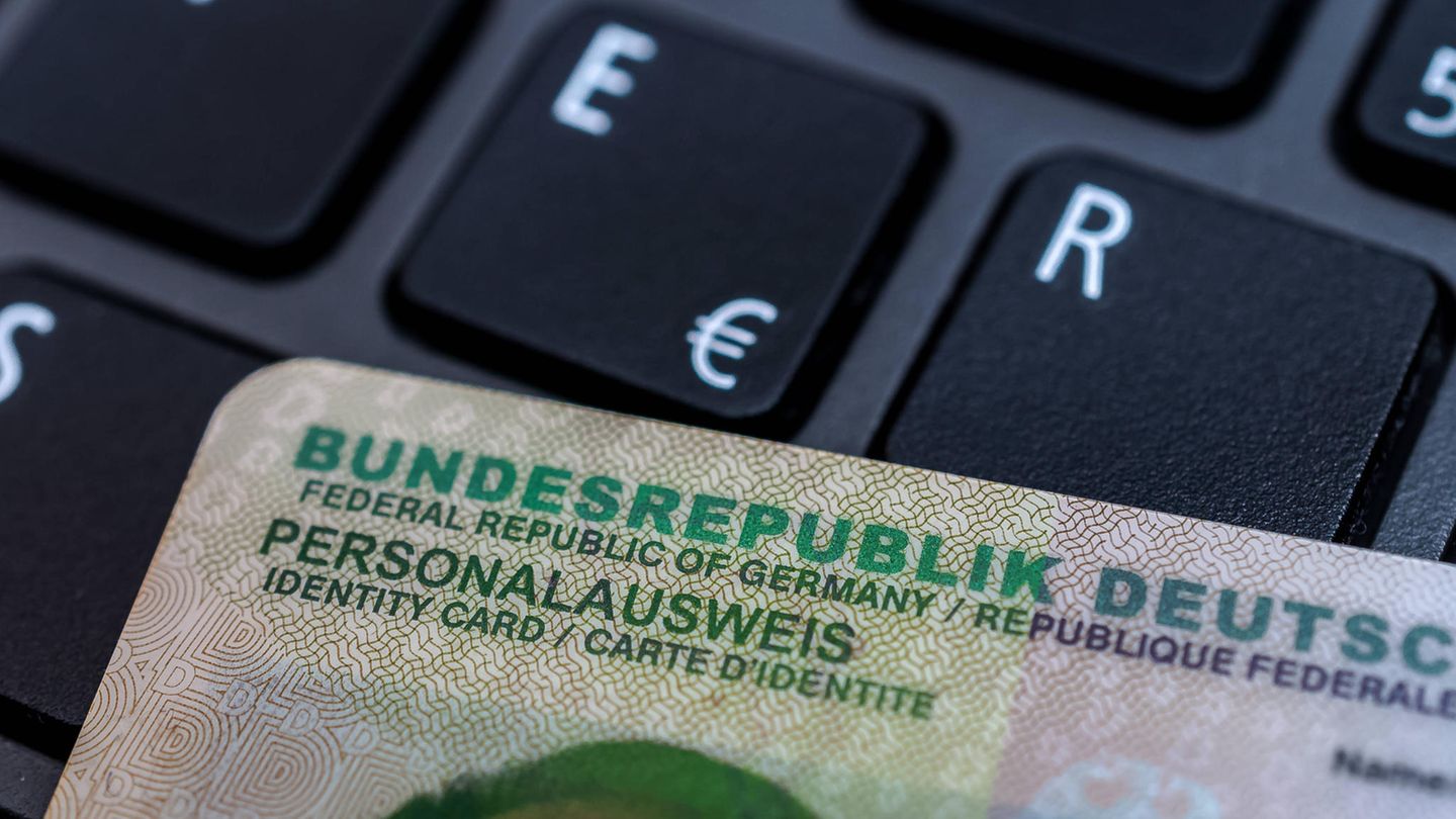 Ein Personalausweis auf einer Tastatur