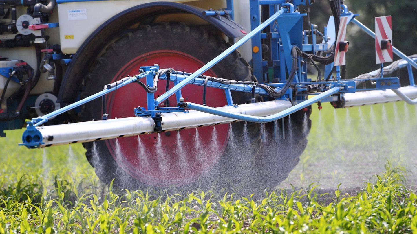 Ein Landwirt bringt das Pflanzenschutzmittel Glyphosat auf einem Feld aus