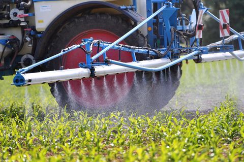 Ein Landwirt bringt das Pflanzenschutzmittel Glyphosat auf einem Feld aus