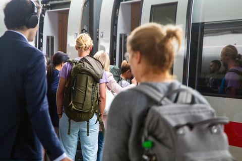 Fahrgäste stehen vor einem ICE der deutsche Bahn