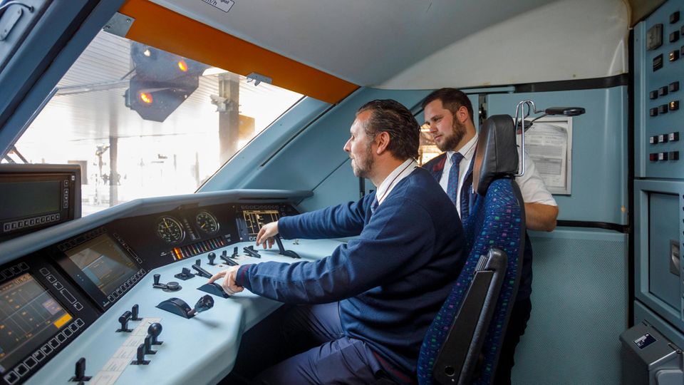 Deutsche Bahn GDL Lokführer Lokführer in einem Zug der deutschen Bahn