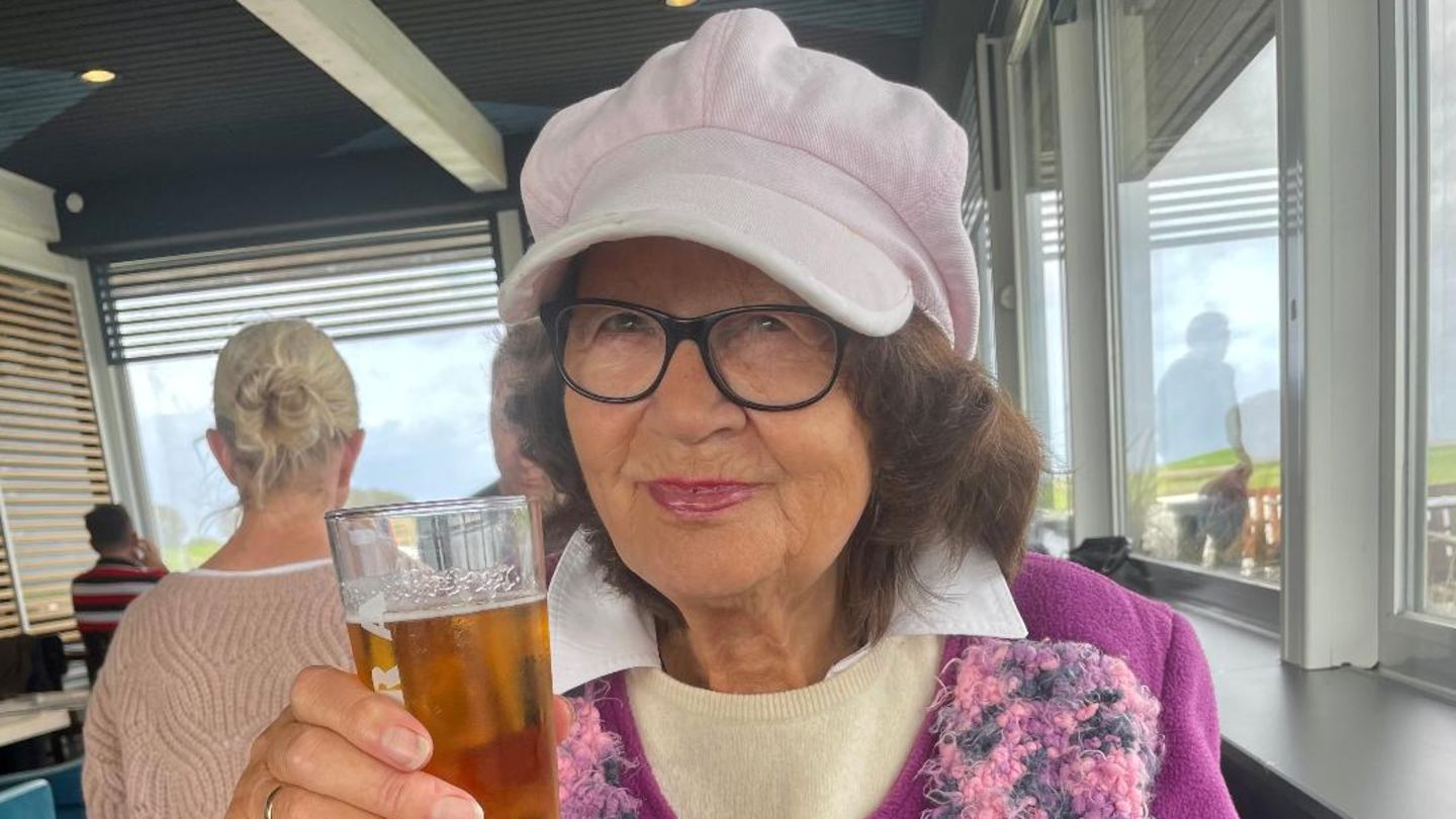 Happy 89. Geburtstag: Mama Behrendt hat eine gute Zeit