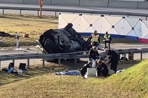 Video: Mutmaßliches Schleuserfahrzeug überschlägt sich - Sieben Tote