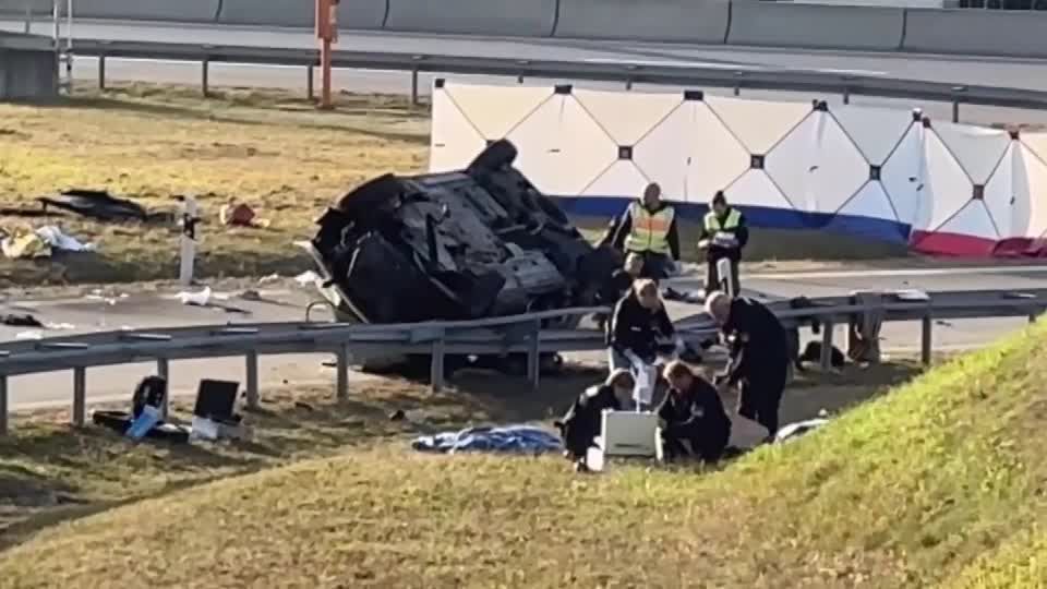 Video: Mutmaßliches Schleuserfahrzeug überschlägt sich - Sieben Tote Video: Mutmaßliches Schleuserfahrzeug überschlägt sich - Sieben Tote