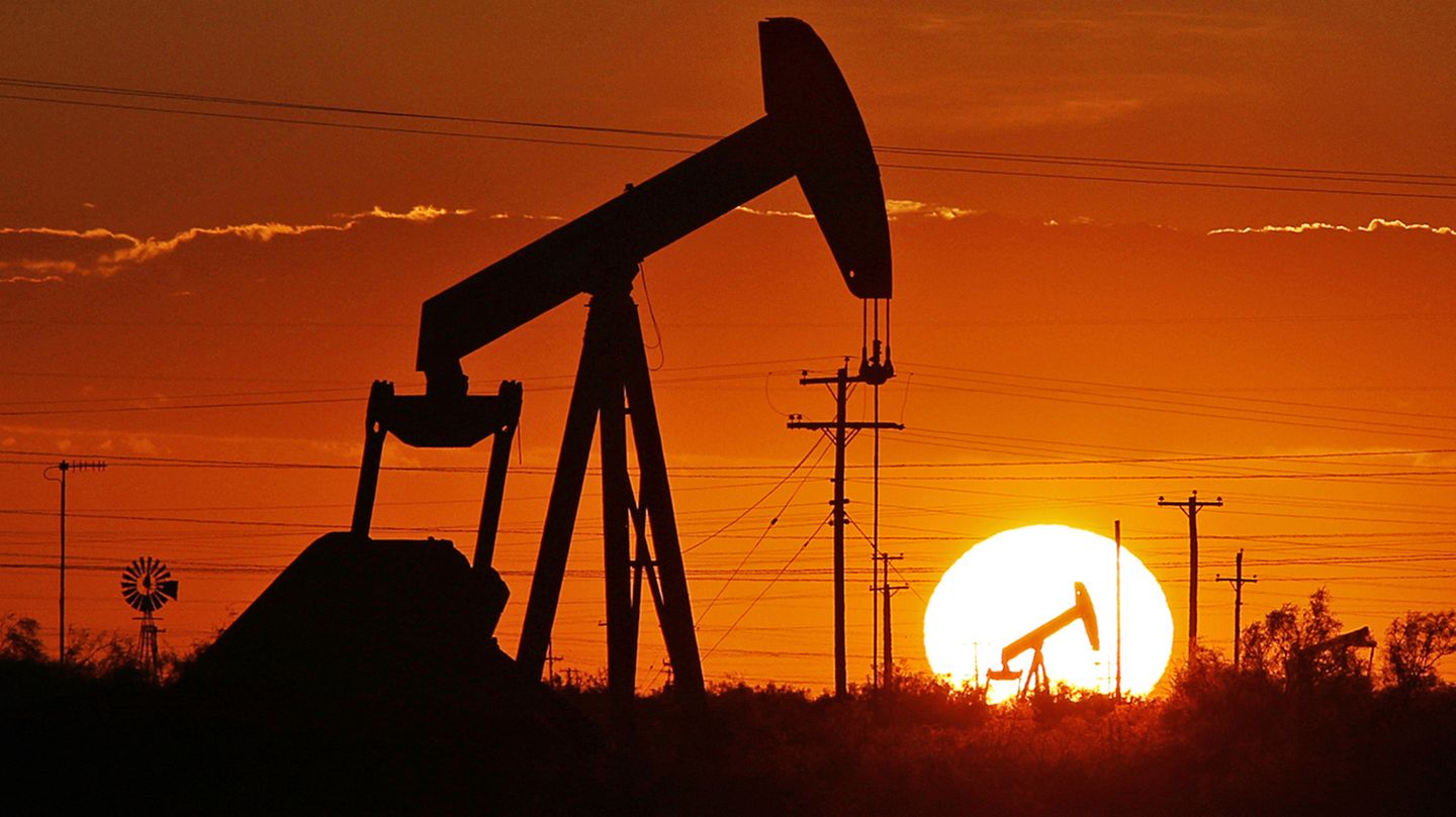 Ölpumpen stehen auf einem Ölfeld in den USA