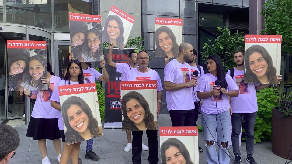 Israel "Sie wollen Druck auf die Regierung machen": stern-Reporterin zeigt, was die Familien der Verschleppten jetzt unternehmen