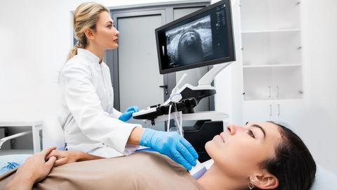 Eine Endokrinologin macht Ultraschalldiagnostik der Schilddrüse