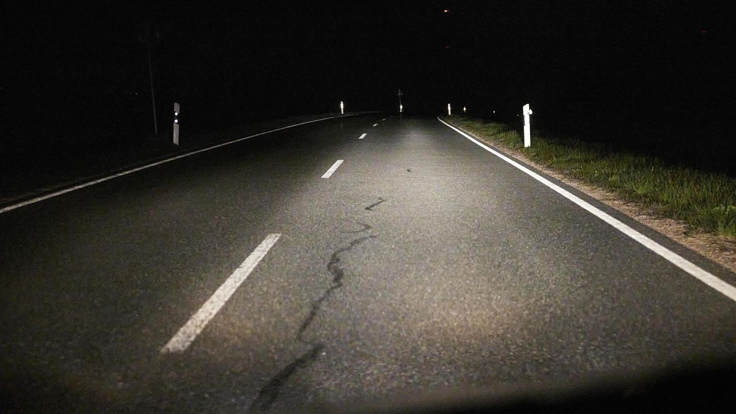 Landstraße bei Nacht