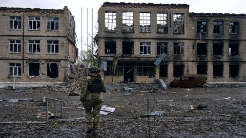 Ein ukrainischer Soldat geht durch die Straßen von Awdijiwka. Die Stadt ist Schauplatz heftiger Kämpfe zwischen der Ukraine und Russland
