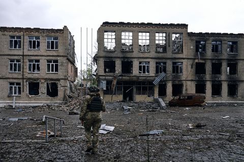 Ein ukrainischer Soldat geht durch die Straßen von Awdijiwka. Die Stadt ist Schauplatz heftiger Kämpfe zwischen der Ukraine und Russland