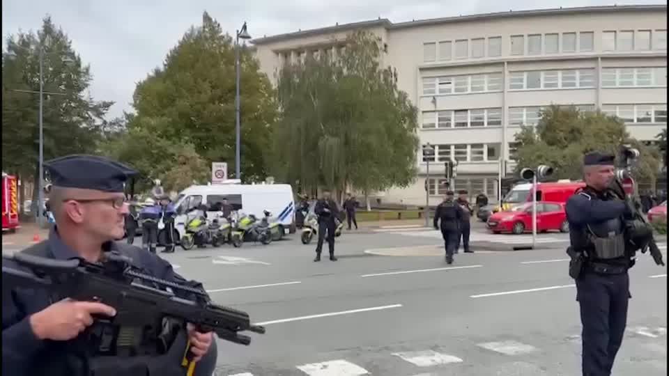 Eine Festnahme: Lehrkraft bei Messerangriff in Frankreich getötet – Anti-Terror-Ermittlungen laufen Eine Festnahme: Lehrkraft bei Messerangriff in Frankreich getötet – Anti-Terror-Ermittlungen laufen
