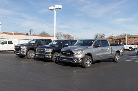 Mehrere Pick-ups stehen auf einem Parkplatz