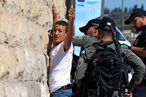 Ein junger Palästinenser wird von israelischen Soldaten auf dem Weg zum Freitagsgebet in Jerusalem kontrolliert