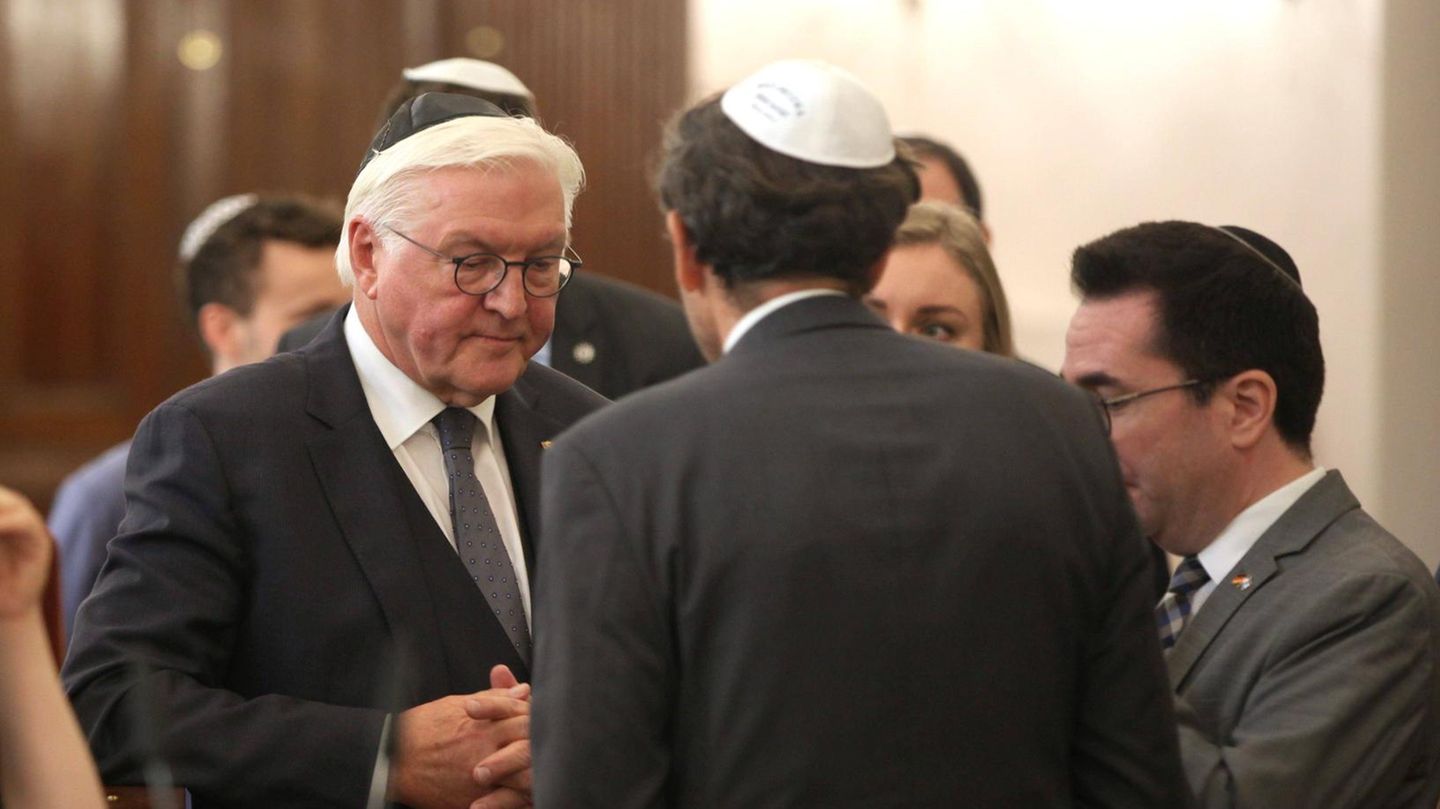 Steinmeier visits synagogue: “That’s why my place today is among them”